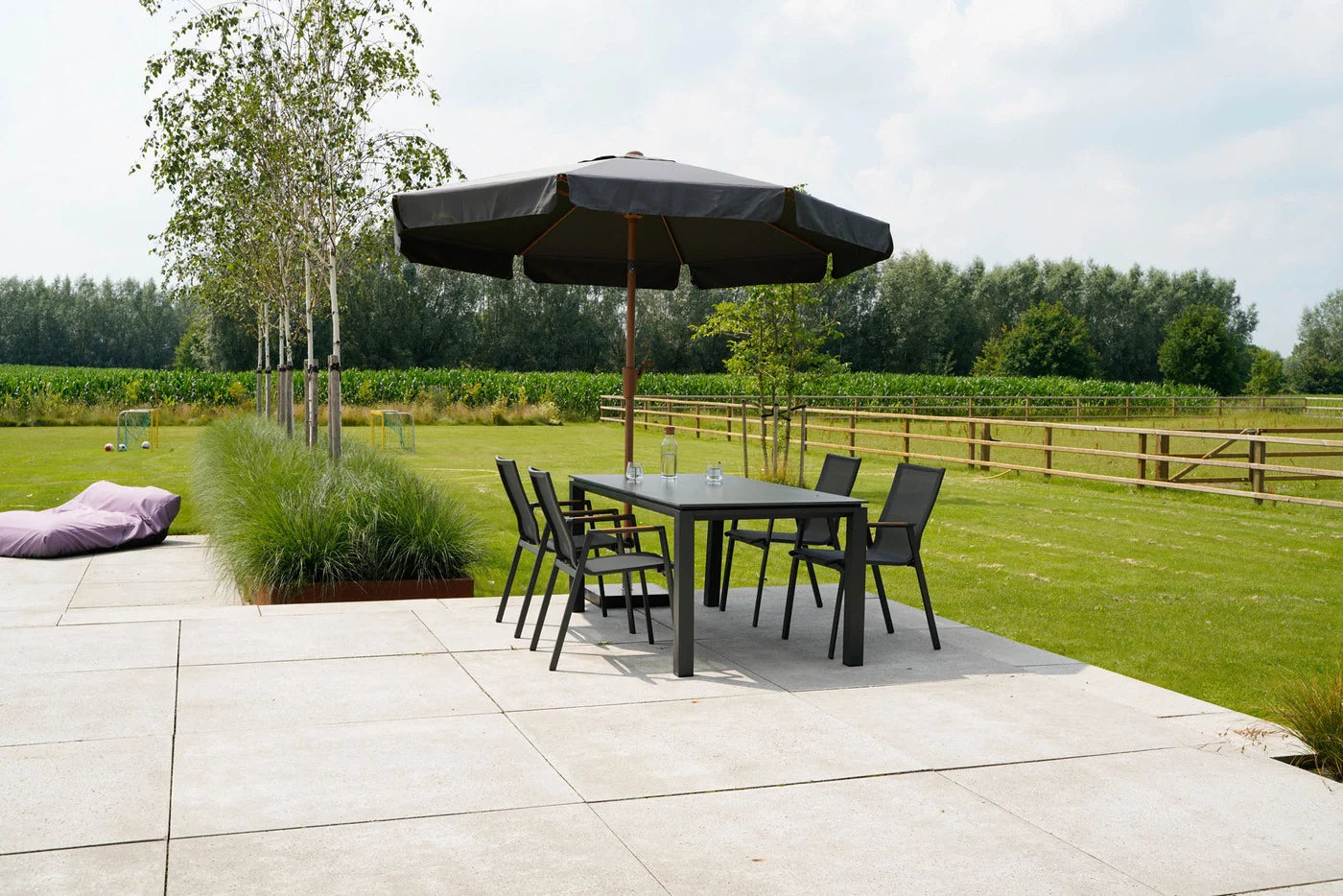 Stokparasol of zweefparasol: wat past bij jouw tuin?