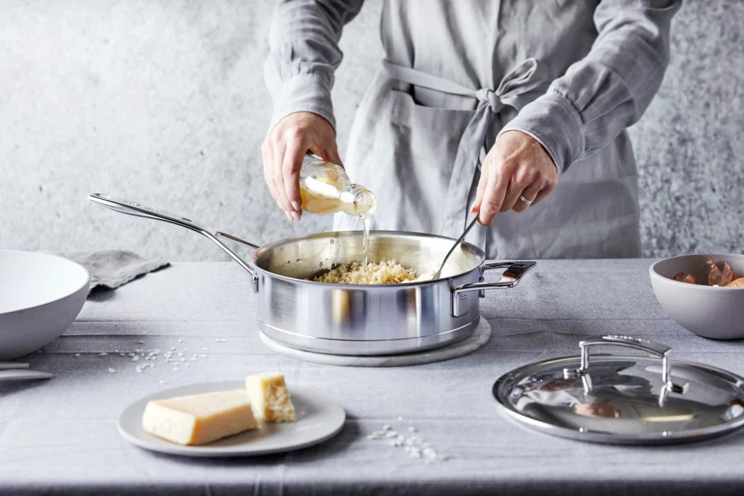 Demeyere Silver 7 pan met kok die een gerecht bakt op het fornuis.