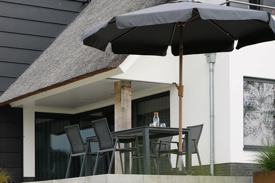 Parasol op je balkon: dit werkt wel (en dit niet)