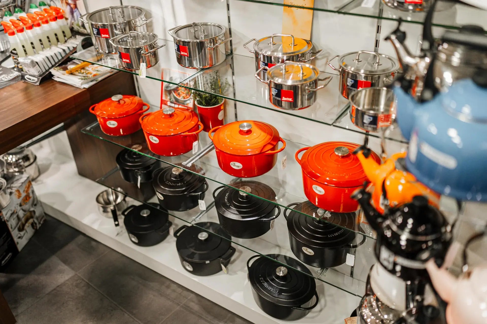 Koken met kwaliteitspannen bij Zeiler Lichtenvoorde – ontdek RVS, gietijzeren en antiaanbakpannen van topmerken als Demeyere, Le Creuset en Staub.