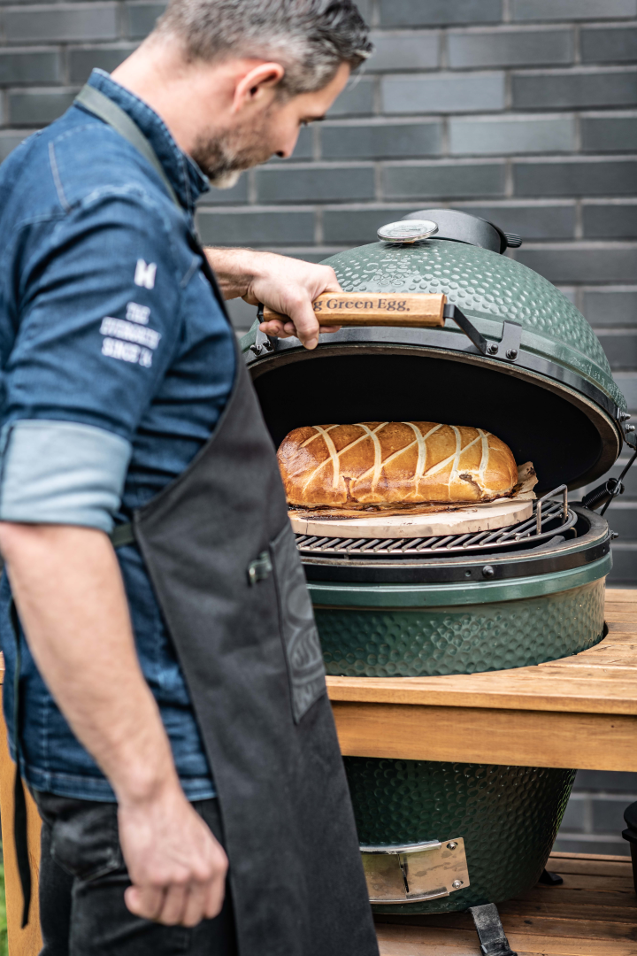 Big Green Egg Large + Table Nest + Eucalyptus Table + wielen