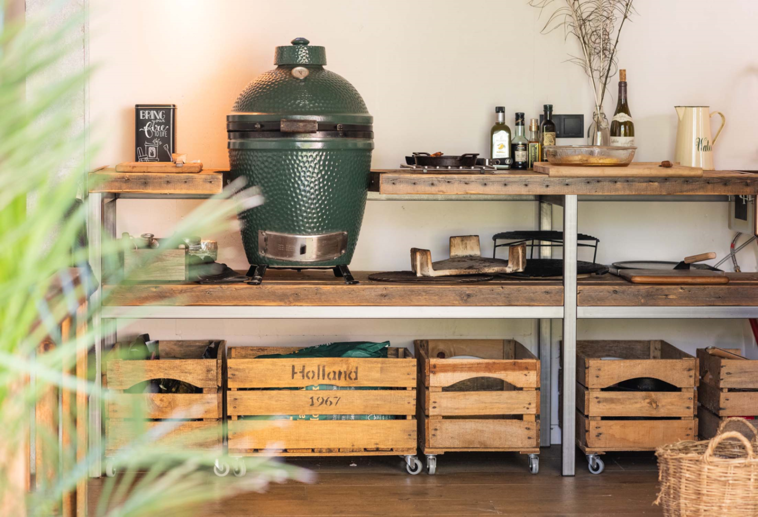 Big Green Egg Medium + Table Nest